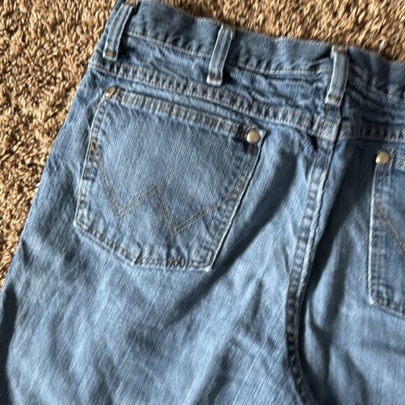 Wrangler 32 x 32 Medium Wash Straight Leg Jeans - Picture 11 of 14